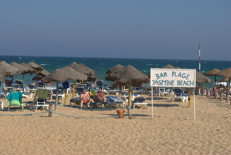 La plage d’un hôtel de Yasmine Hammamet. Ce type de plage est réservé aux clients des hôtels.