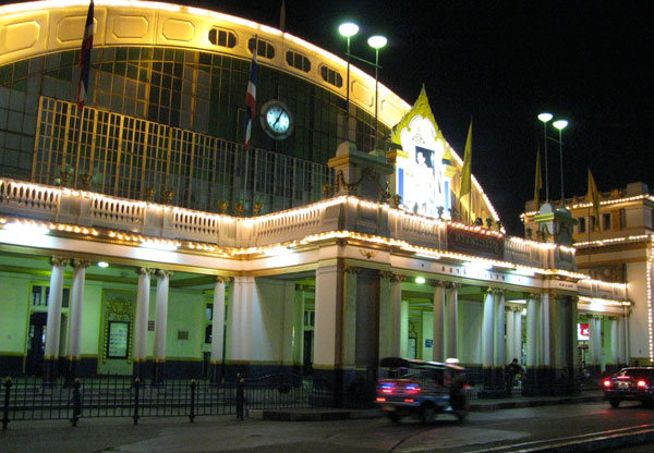 Gare de Hua Lampong, à Bangkok. Le train en direction du Laos part tous les soirs à 20h00.