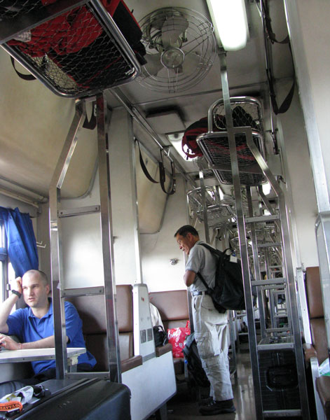 Les couchettes repliées, les passagers peuvent commander un petit-déjeuner dans le train.