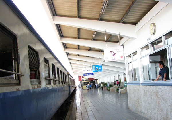 Le train arrive en gare de Nong Khai. C’est la dernière ville thaïlandaise avant la frontière. C’est le terminus.