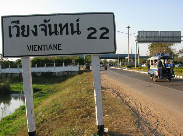 Après la douane, il faudra reprendre un transport pour se rendre à Vientiane qui est à une vingtaine de kilomètres.