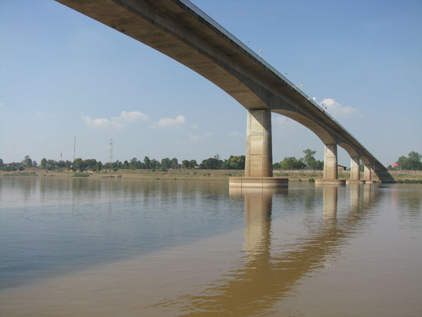 À Nong Khai, la frontière, c’est le fleuve Mékong. Un pont permet de franchir le fleuve.