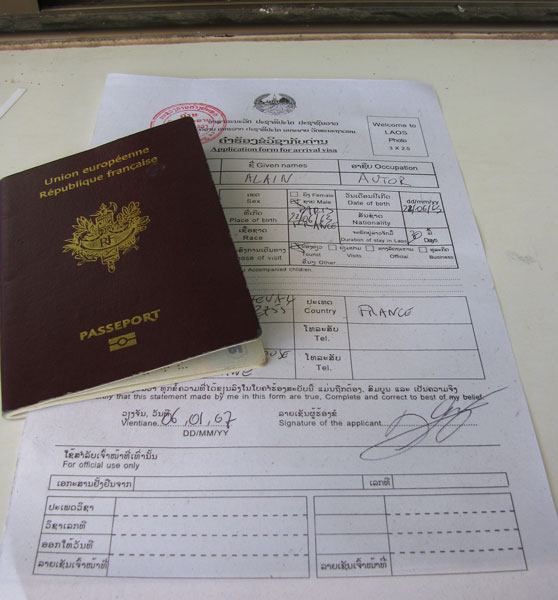 À la douane laotienne, il faut demander un visa.