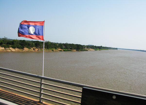 Au milieu du pont, voici au Laos.