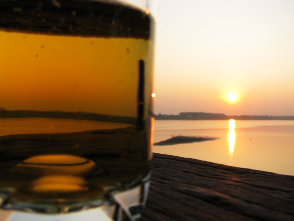 Pour fêter l’arrivée, une bière et un coucher de soleil sur le Mékong effacent les fatigues de ce long voyage.