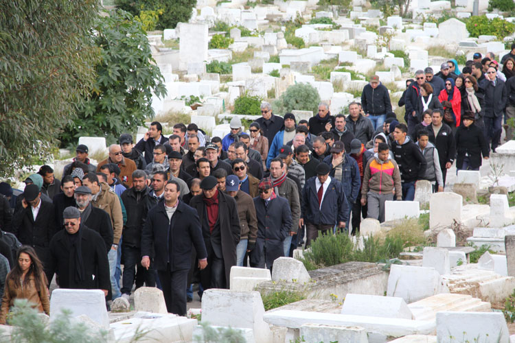 Les gens se rassemblent peu à peu dans le grand cimetière de Tunis.