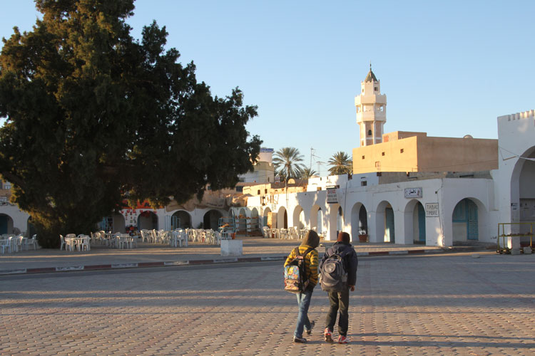 Le centre de Douz est occupé par la place du souk. Elle est traversée de bon matin par des écoliers.