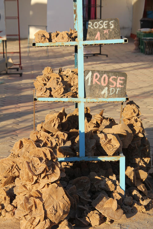 Les magasins proposent aux touristes des roses des sables.