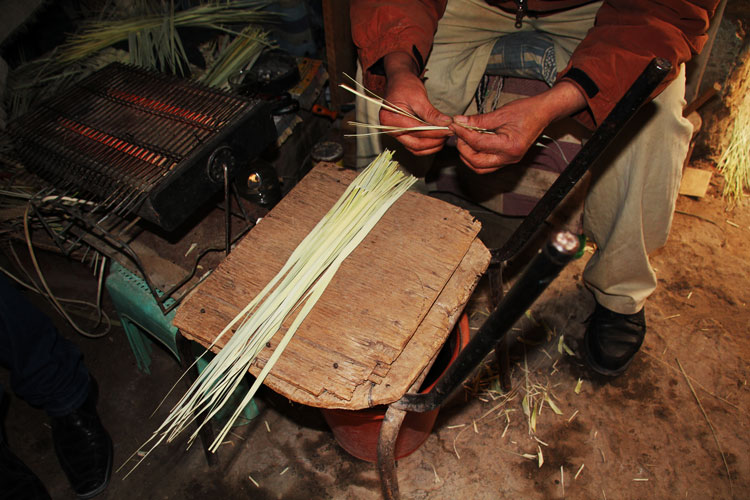 Ils sont rares à Tozeur, mais il existe des artisants qui utilisent les palmes sêches comme Abdelkirine Sidik.