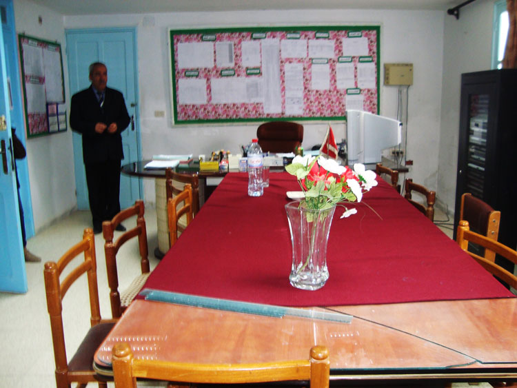Le bureau sert aussi de salle de réunion.