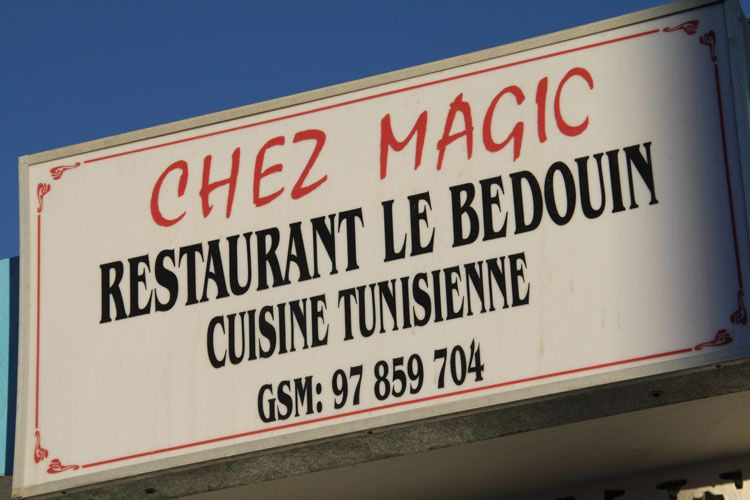 Magic tient également un restaurant où il sert les clients quand il n’est pas dans le désert.