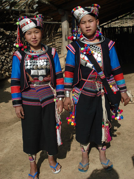 Femmes akha mouchi en habits traditionnels.