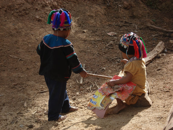 Enfants d’une communauté mouteun en habits traditionnels.