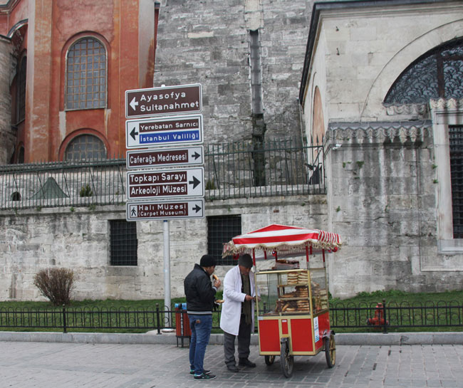 Reprenons le tour de Sainte Sophie. Tiens, un vendeur de sImit. Rien d’original, il y en a partout à Istanbul. Pour manger des simits à Paris, il faut les faire soi-même. Voilà la recette : http://allrecipes.fr/recette/10679/simit---pain-turc-au-s-same.aspx