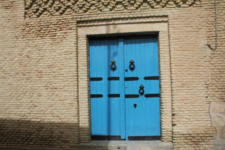 Les portes rectangulaires indiquent une maison.