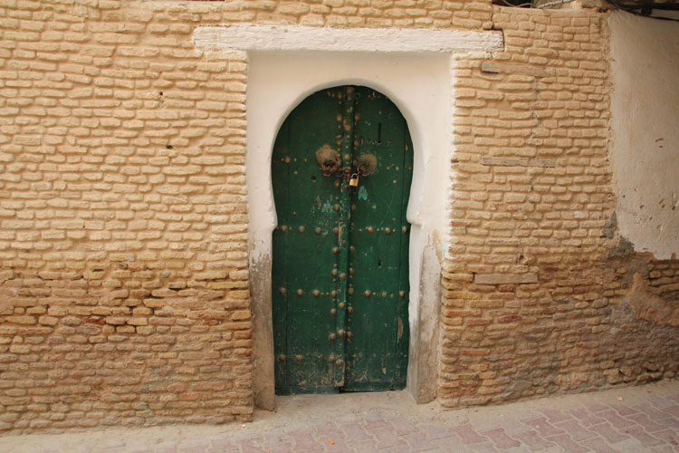Les portes avec un arrondi sont celles de lieux religieux. Ici, une petite mosquée.