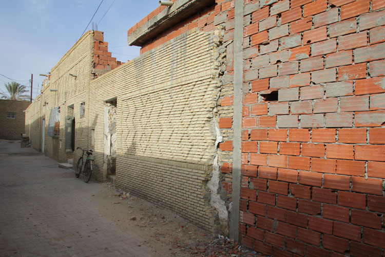 Les briques recouvrent une structure traditionnelle de parpaing et béton.