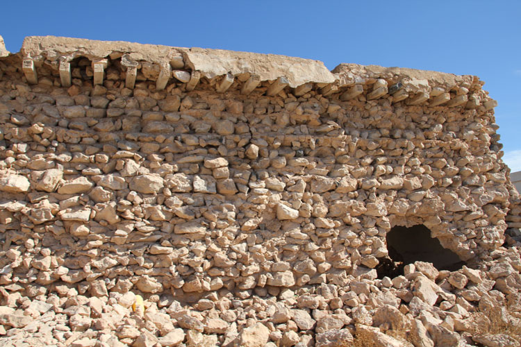 Ancien mur de pierre qui s’écroule.