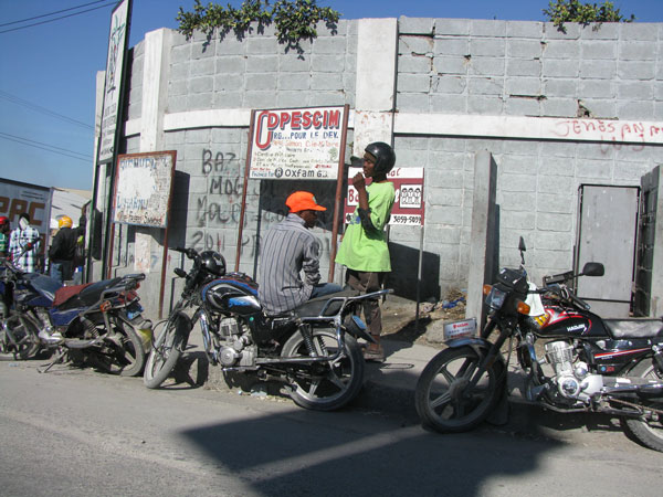 Autre moyen de transport ; le taxi moto très pratique dans les embouteillages de la capitale. Aux carrefours, les motos attendent les clients.