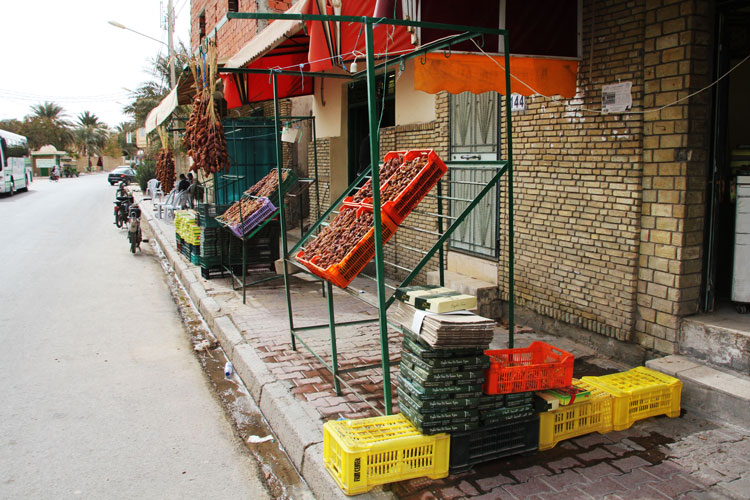 Vente de dattes dans une rue de Tozeur.