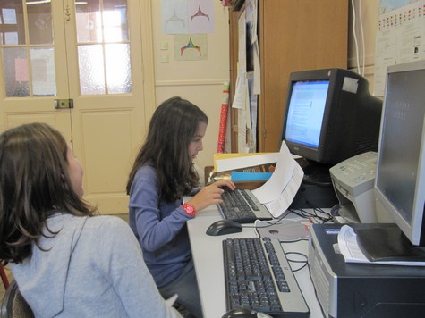 La classe de CM2a. Les élèves écrivent à leurs correspondants.