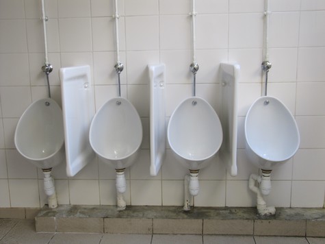 Les toilettes pour garçons.