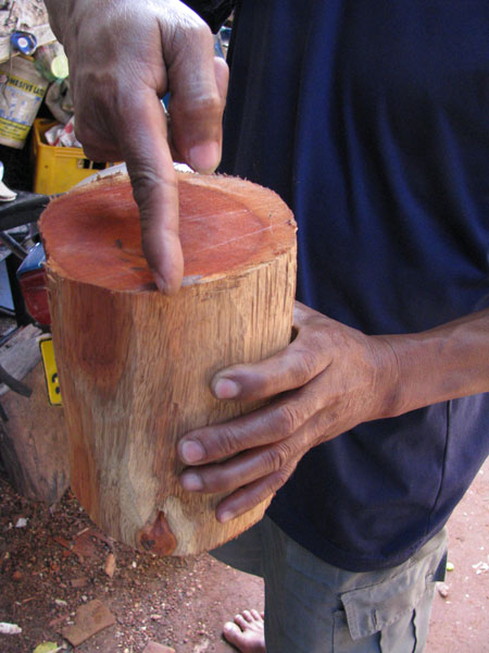 Ce morceau de bois est utilisé pour tailler la partie centrale du khène.