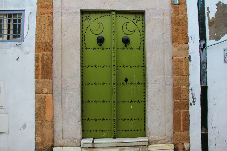 Beaucoup de portes de la médina sont décorées.