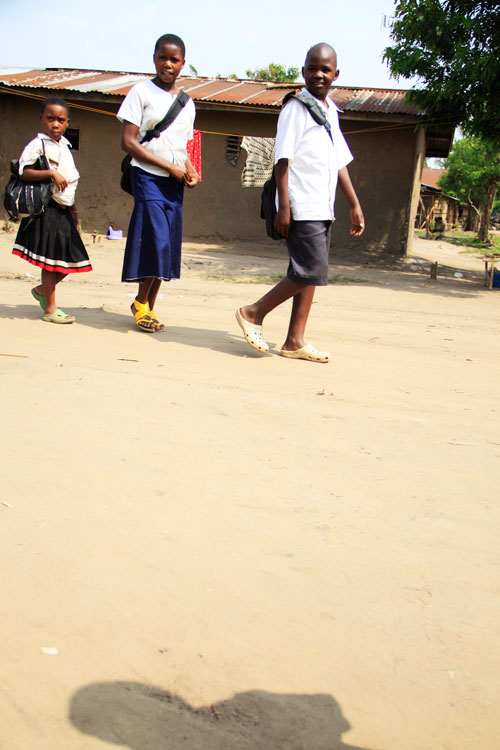 Les élèves de Bagira portent un pantalon ou une jupe bleue et des chemises blanches pour aller à l’école © Globe Reporters 2014