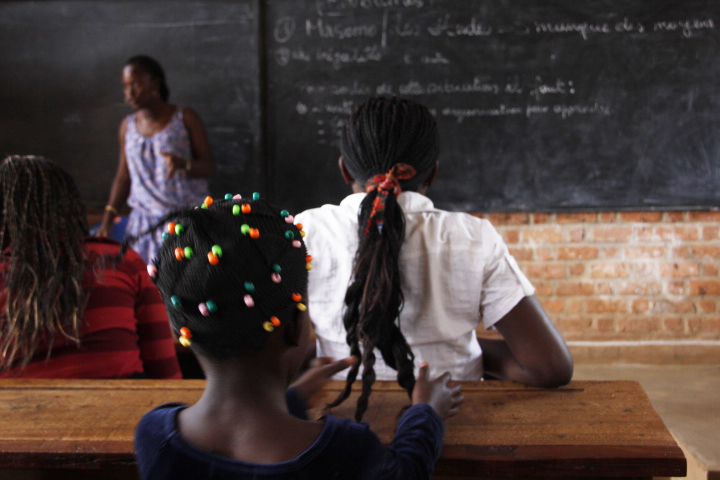 Une classe de rattrapage pour des élèves qui travaillent, à l’Instika, un institut de Kadutu. Le bâtiment abrite aussi l’école primaire Mavuno © Globe Reporters 2014