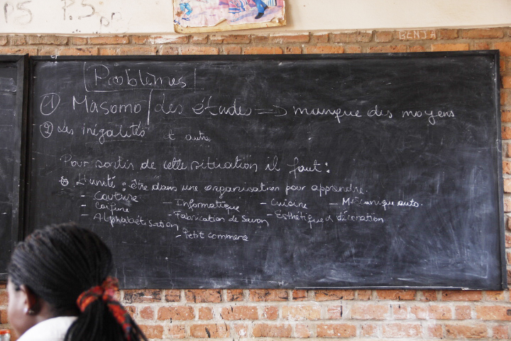 es élèves discutent avec l’enseignante à propos de la manière de faire face aux difficultés qui les empêchent d’aller à l’école, comme la pauvreté © Globe Reporters 2014