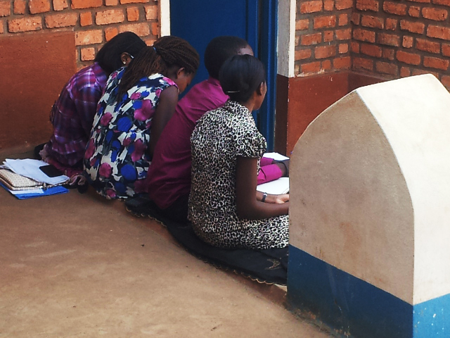 Des étudiantes de Kadutu préparent leurs examens © Globe Reporters 2014