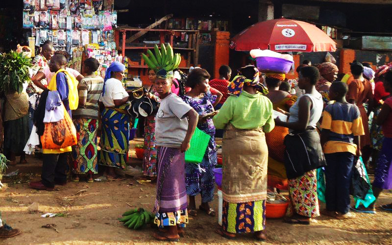 Le marché de Nyawera, au centre de Bukavu avec ses vendeurs de fruits et légumes © Globe Reporters 2014