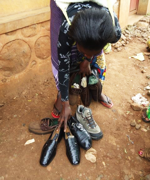 Vendeuse de chaussures à Nyawera © Globe Reporters 2014