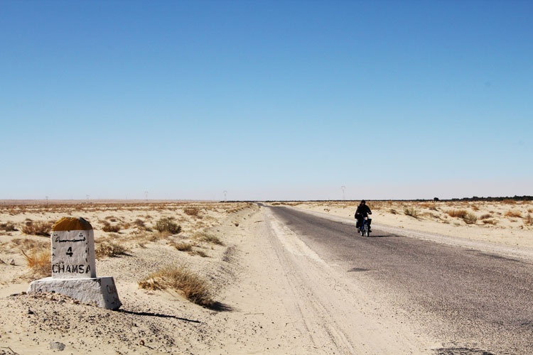 Route qui traverse le désert dans les environs de Tozeur.