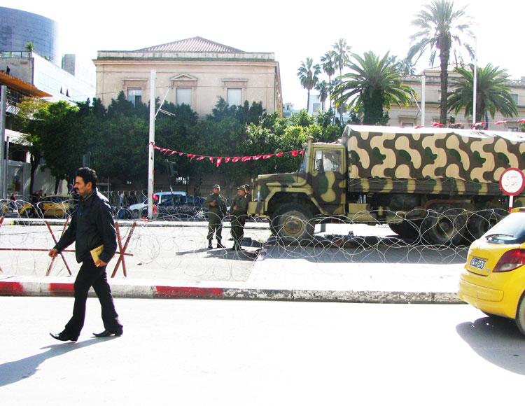 Entre la cathédrale et l’ambassade de France, des camions militaires.