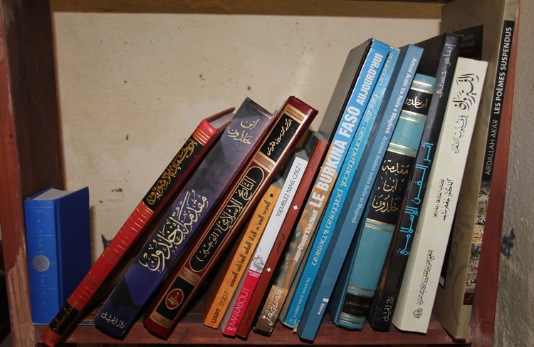 Quelques livres de la bibliothèque de Yasser.