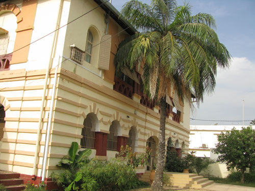 Maison coloniale occupée par l’Office du tourisme.