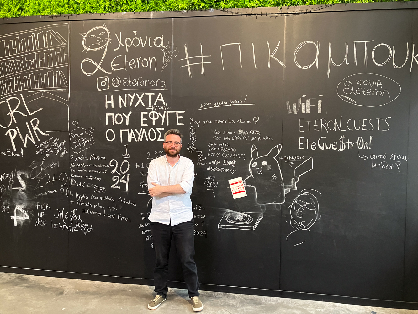 Kostas GOUSIS devant un tableau qui sert de décoration à tout un mur de son institut de recherche © Globe Reporters