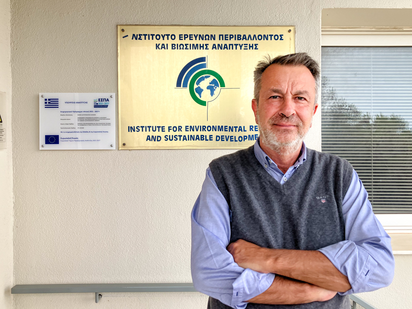 Le météorologue Kostas LAGOUVARDOS devant les locaux de l’Institut pour la recherche environnementale et le développement durable, qui appartient à l’Observatoire national d’Athènes © Globe Reporters