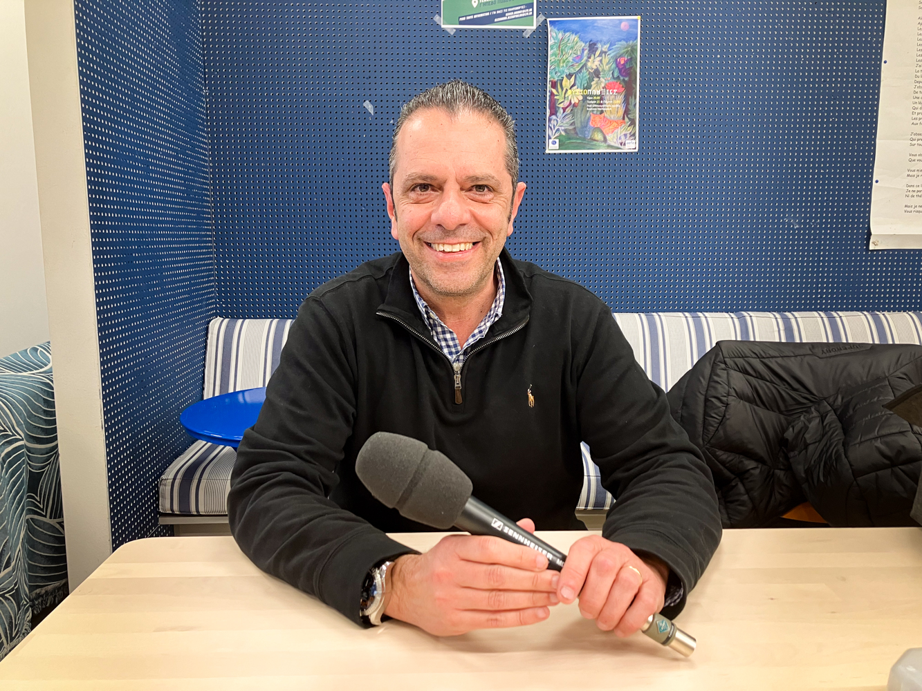 Après l’entretien, le professeur de mathématiques Georges GEORGANTAS tient le micro de l’interview © Globe Reporters