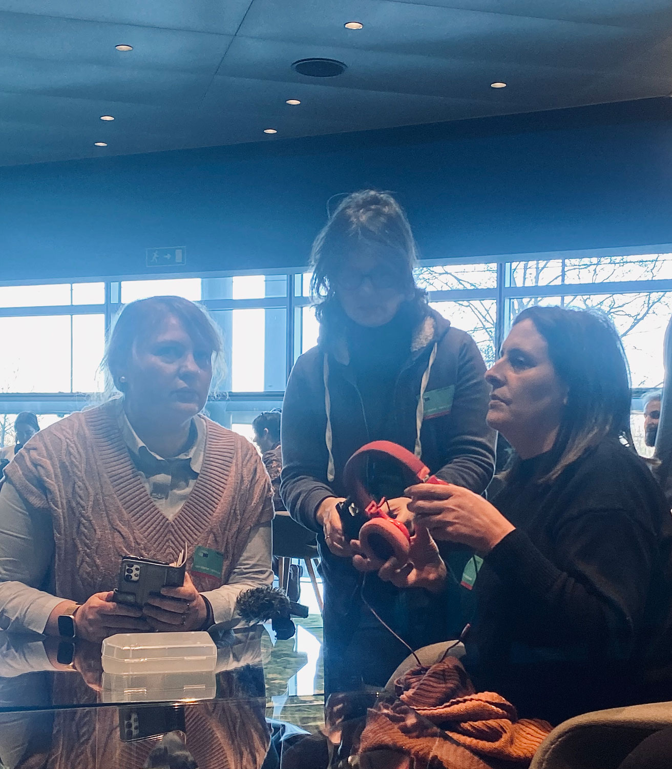 Stéphanie WENGER, journaliste, aide Aurore et Dorothée avec le matériel d’enregistrement © Globe Reporters