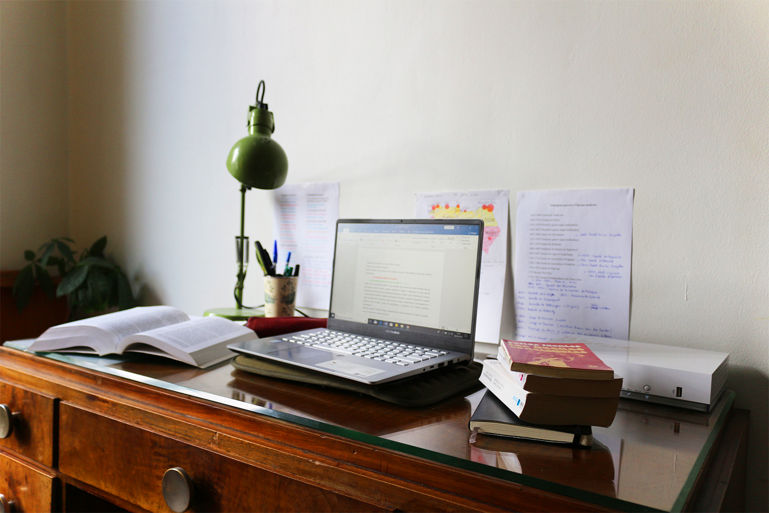 Le bureau d’Alicia dans son appartement parisien.