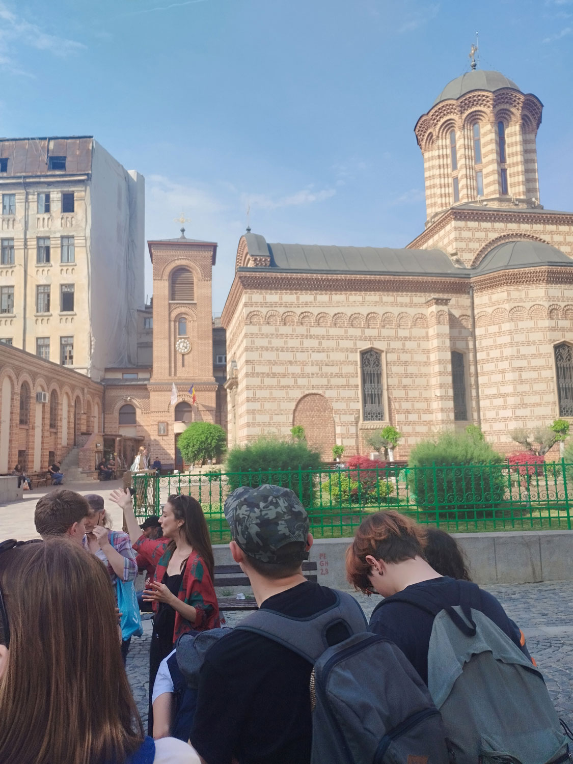 Devant l’église Curtea Veche de Bucarest du 16e siècle fondée par le célèbre Vlad l’Empaleur © Globe Reporters