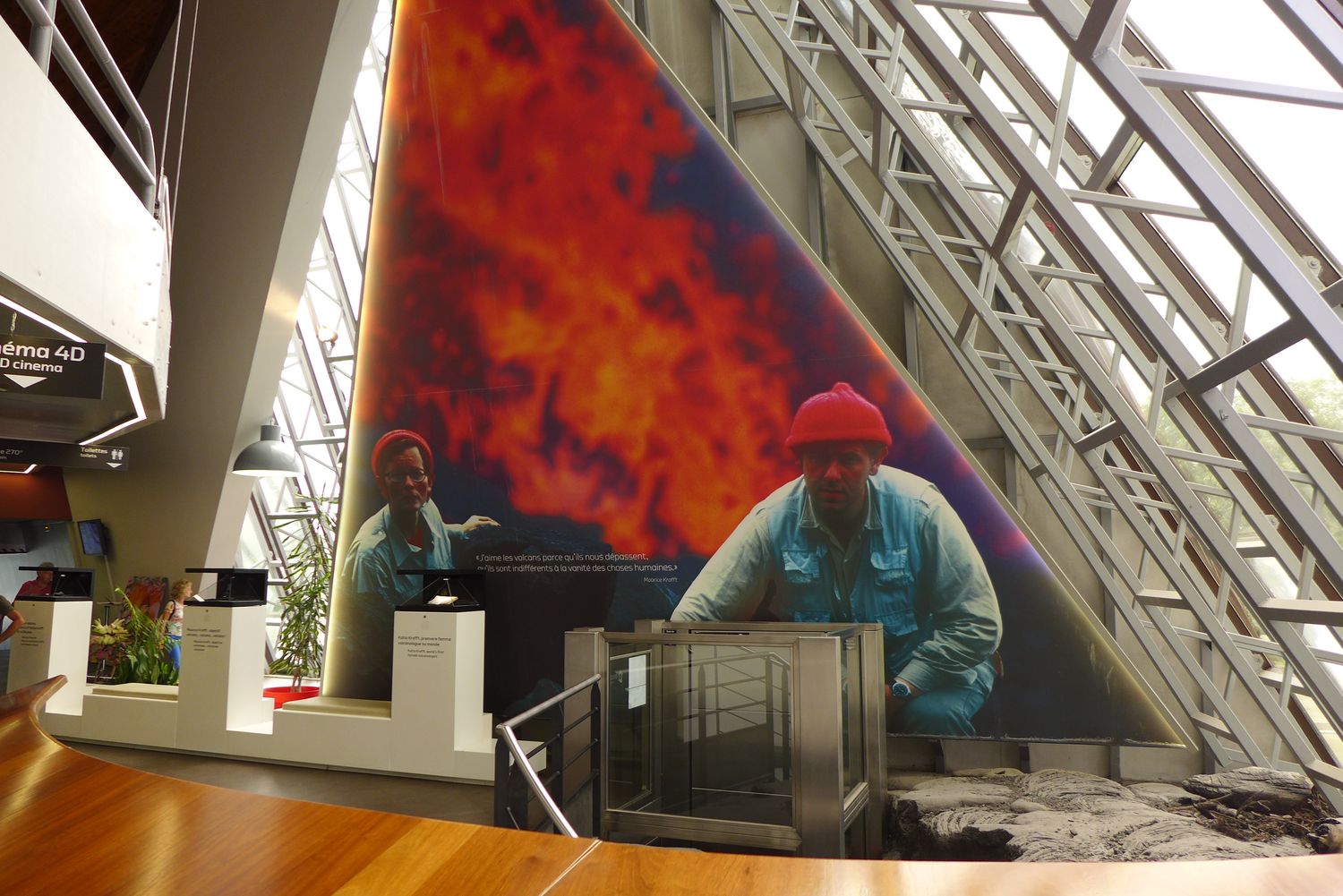 Dans le hall du musée, un hommage est rendu au couple de volcanologues français Maurice et Katia KRAFFT.