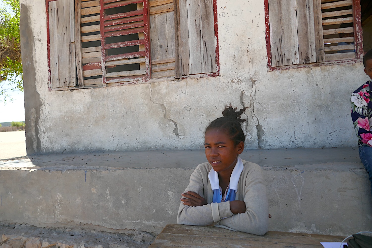 Esthela va chercher de l’eau 2 fois par jour, avant et après l’école. Mais pas question de rater ses cours © Globe Reporters