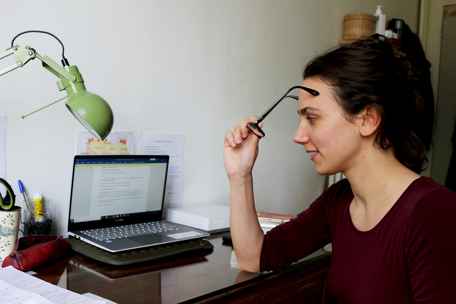 Alicia assise devant son ordinateur qui voyage avec elle.