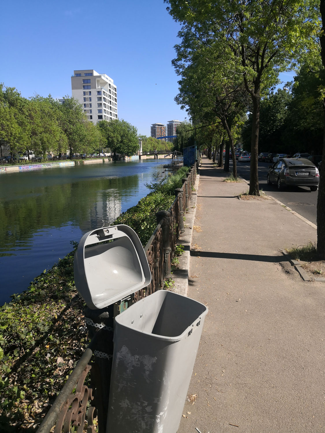 Au lieu d’être un « poumon vert » avec des espaces naturels sans pollution, la rivière dessine les contours d’un important axe routier avec, comme ici, une deux fois deux voies empruntées chaque jour par des milliers de voitures © Globe Reporters