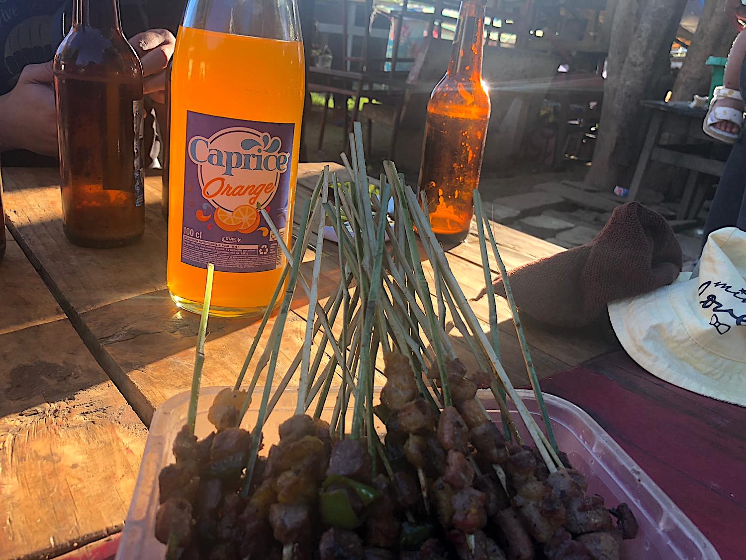 Les brochettes de viande grillée de zébu dans des restaurants en plein air sont aussi des endroits très populaires par tout dans le pays © Globe Reporters