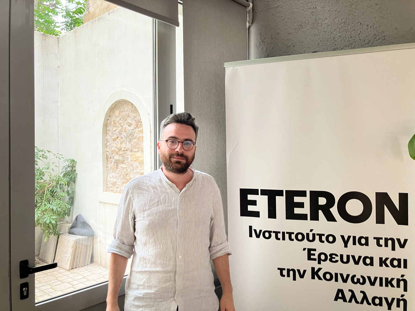 Au cours de l’interview, Kostas GOUSIS invite les jeunes qui s’intéressent à la politique à dépasser l’individualisme © Globe Reporters